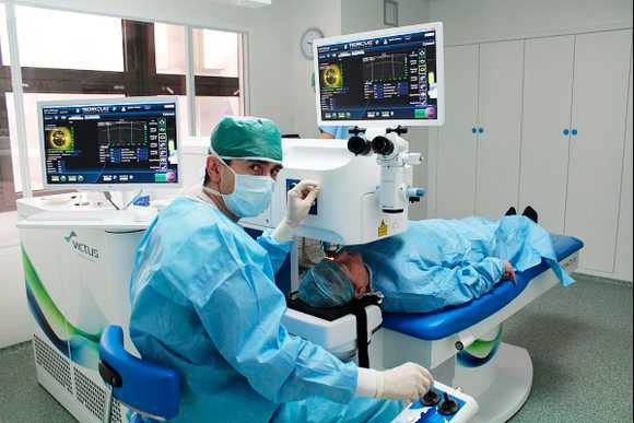 Medico fazendo uma Cirurgia Laser